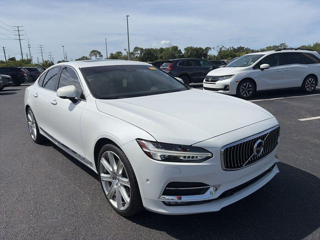 2017 VOLVO S90