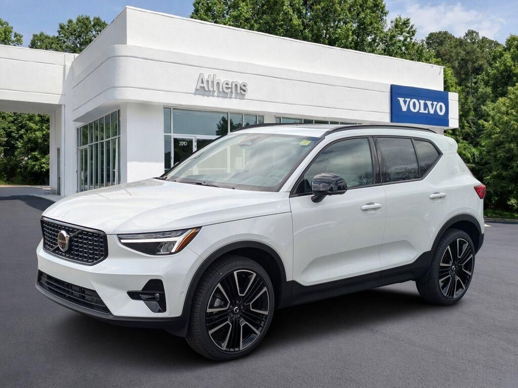 2026 VOLVO XC40