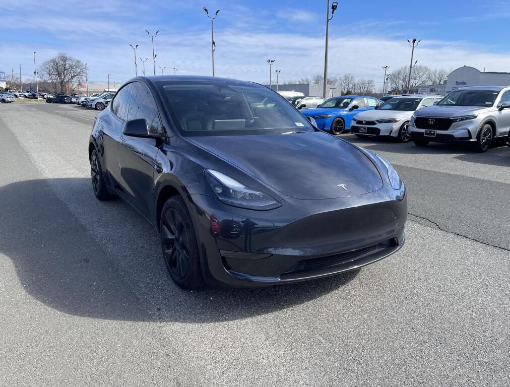 2025 TESLA Model Y