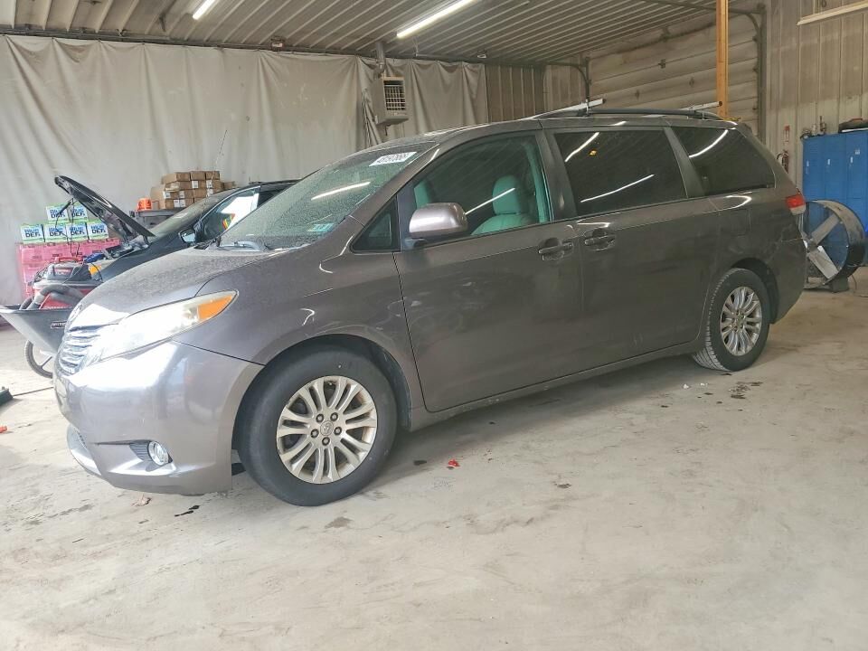 2013 TOYOTA Sienna