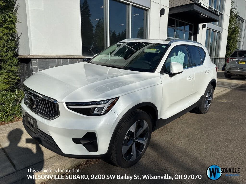 2023 VOLVO XC40