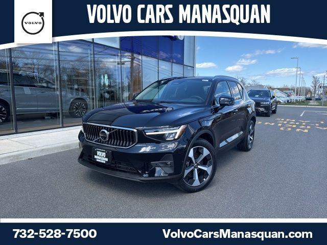 2025 VOLVO XC40