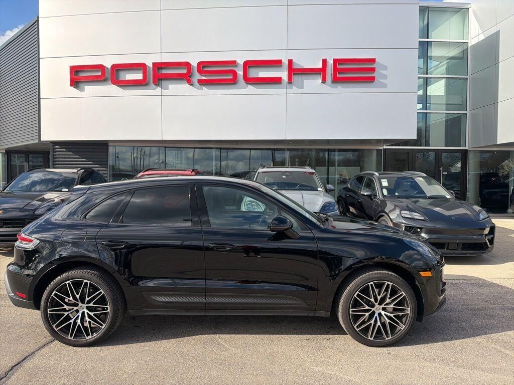 2025 PORSCHE Macan