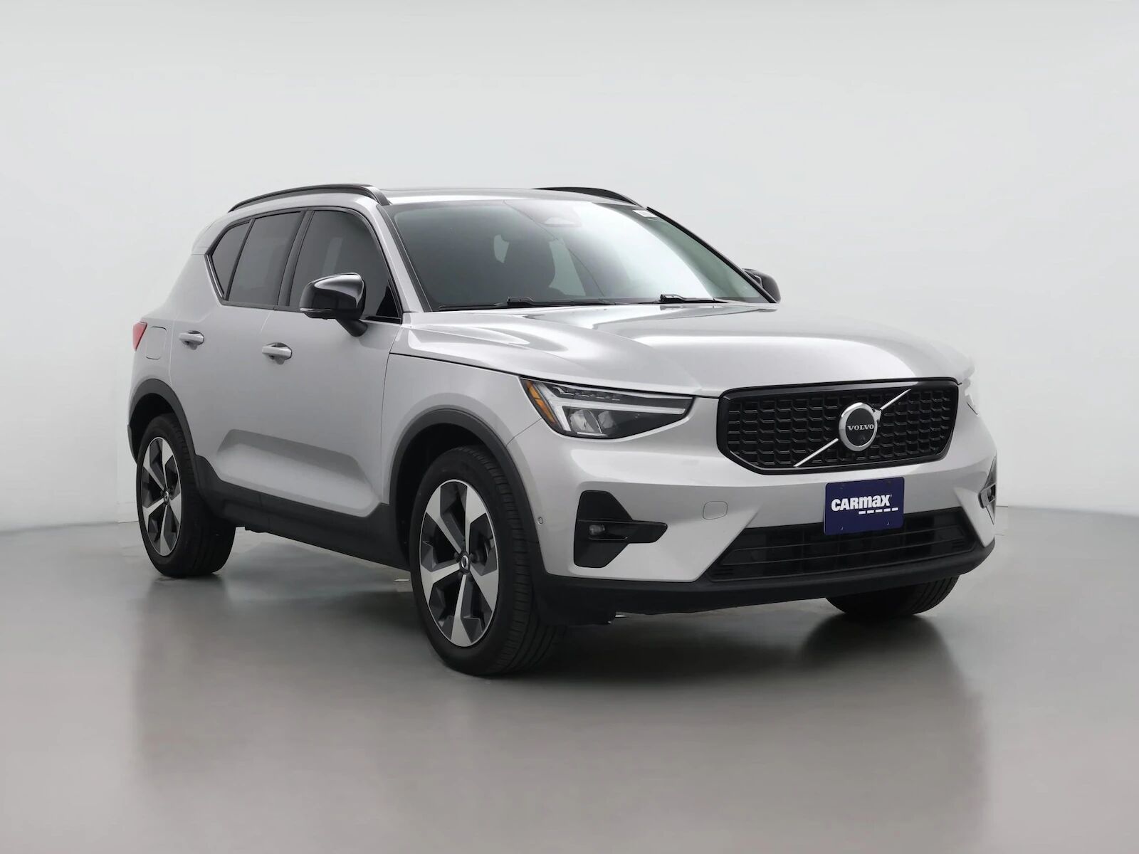 2023 VOLVO XC40