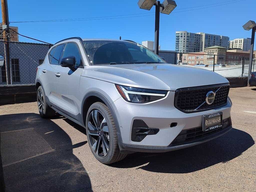 2025 VOLVO XC40