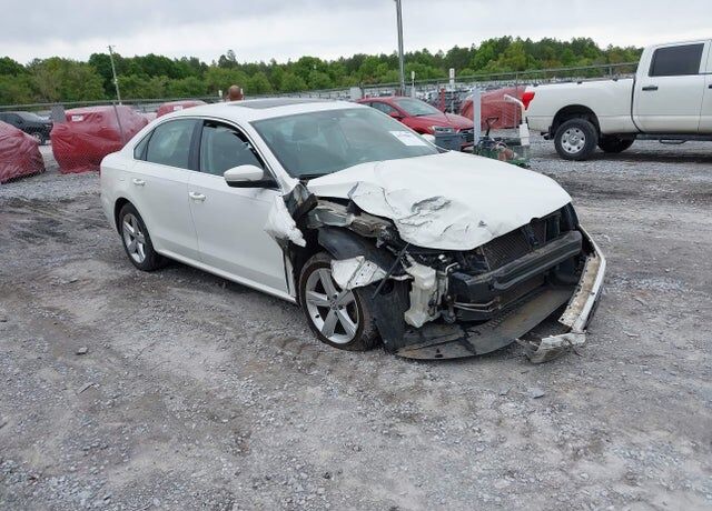2013 VOLKSWAGEN Passat
