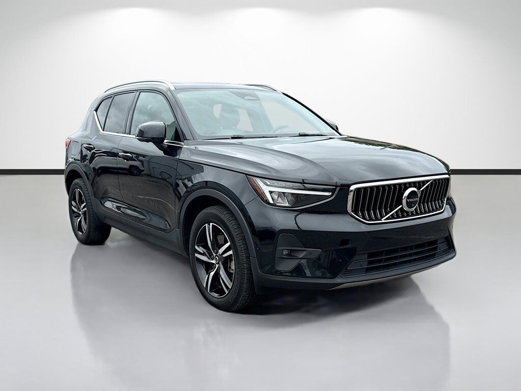 2023 VOLVO XC40