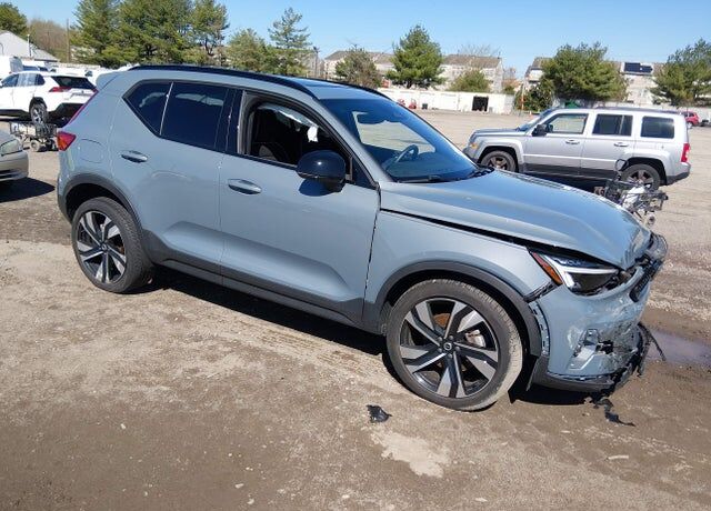 2023 VOLVO XC40