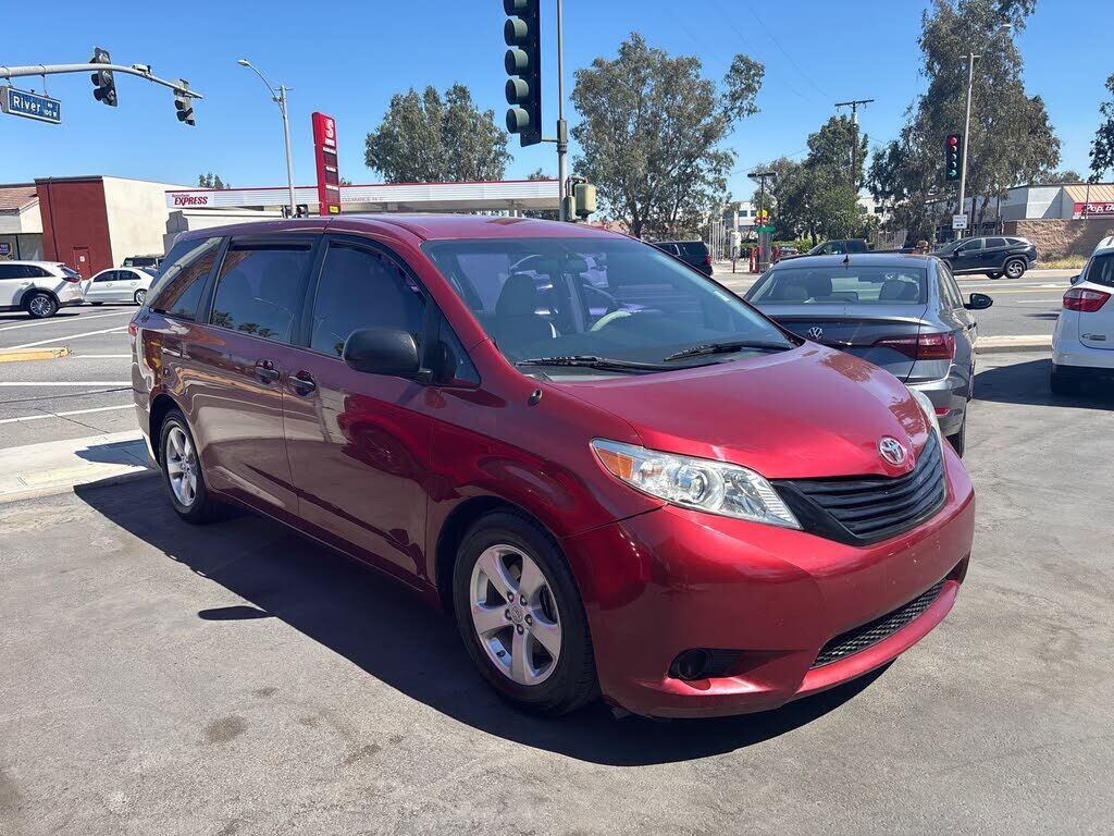 2011 TOYOTA Sienna