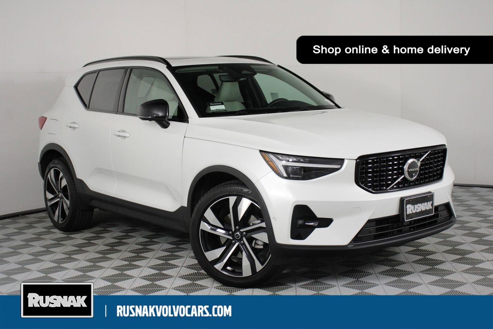 2026 VOLVO XC40