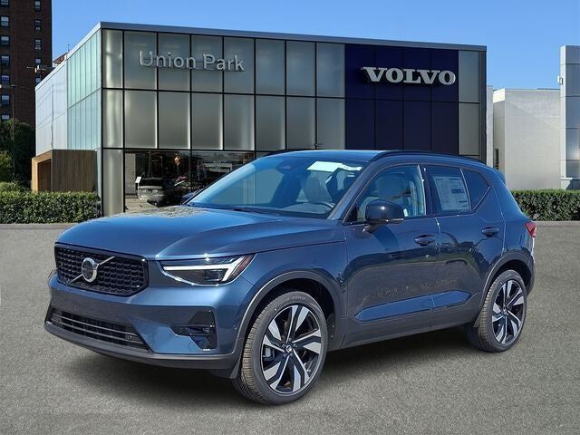 2026 VOLVO XC40