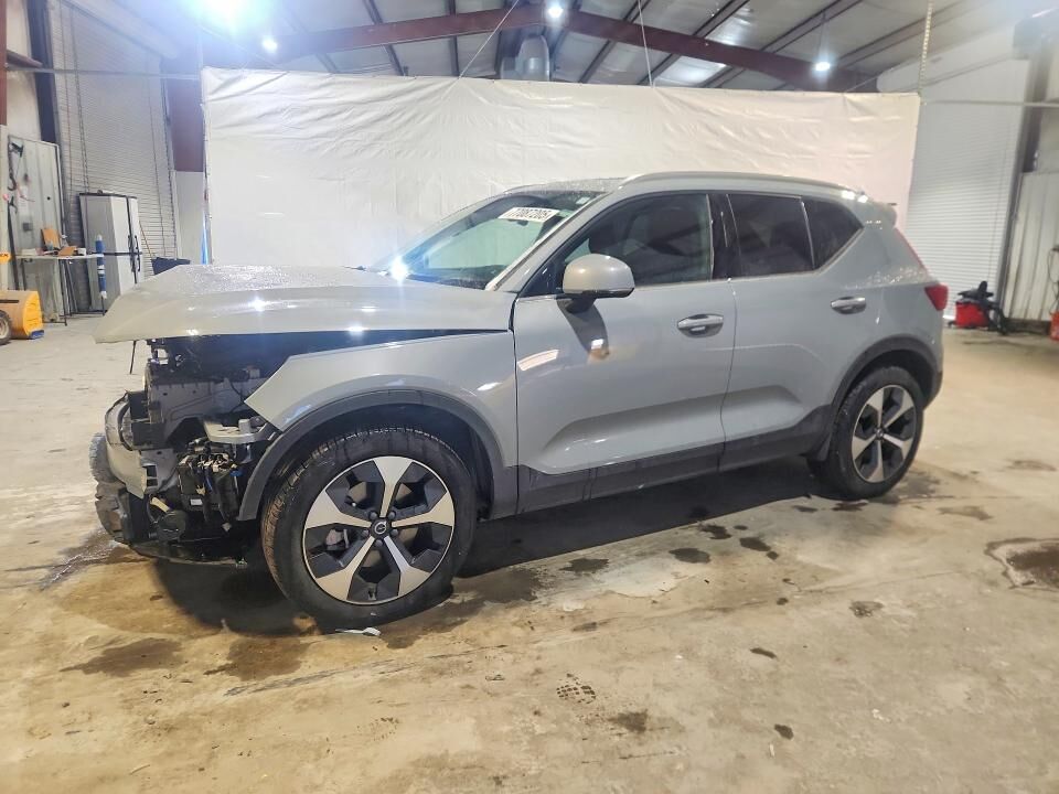 2025 VOLVO XC40