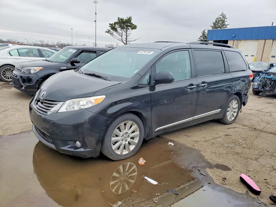 2013 TOYOTA Sienna