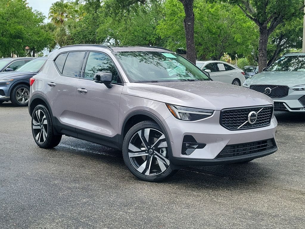 2026 VOLVO XC40