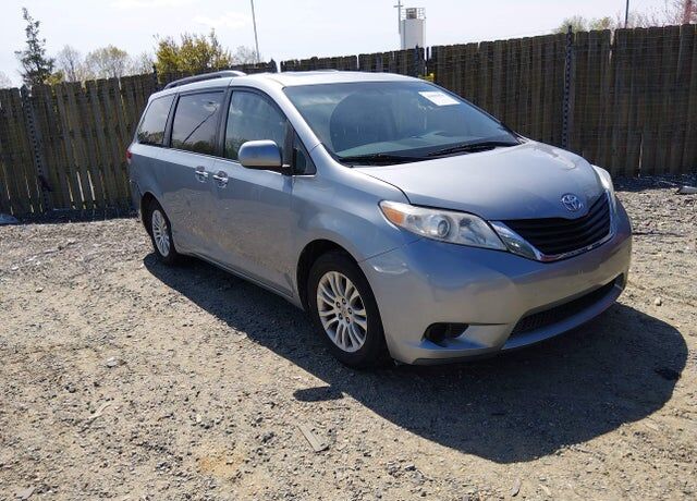 2011 TOYOTA Sienna