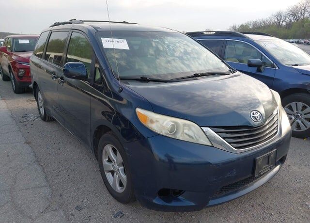 2011 TOYOTA Sienna