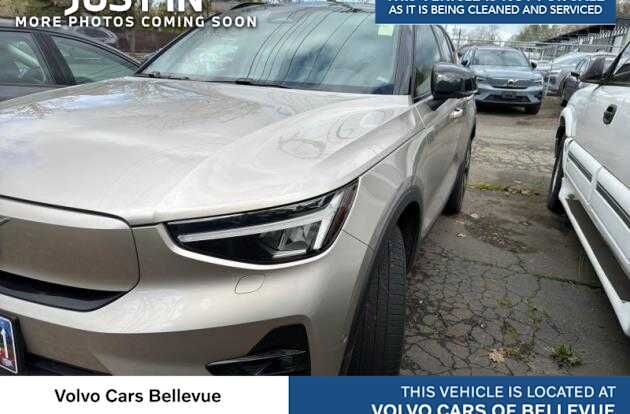 2023 VOLVO XC40