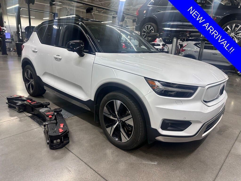 2021 VOLVO XC40