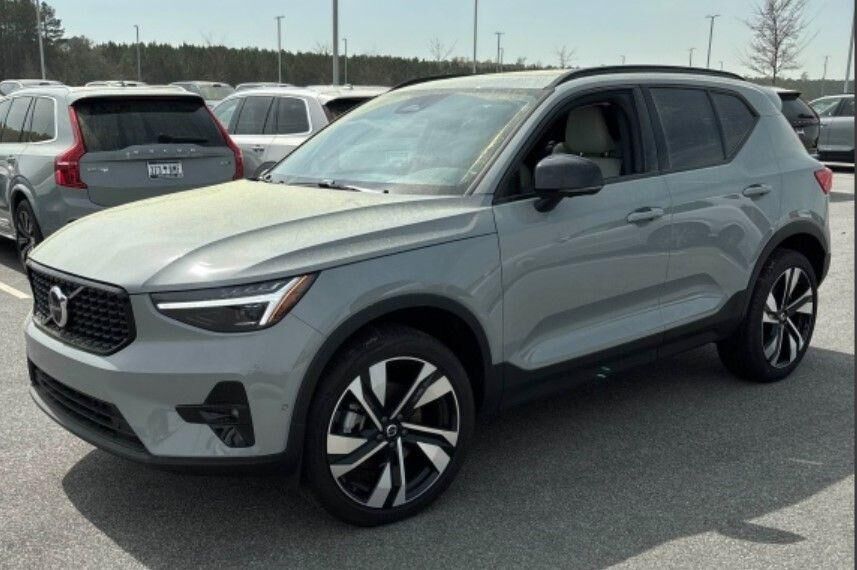 2026 VOLVO XC40