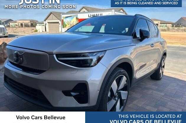 2023 VOLVO XC40