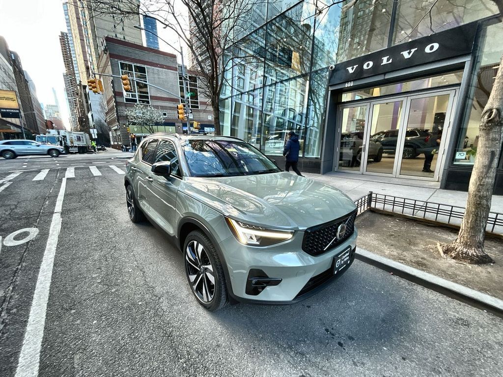 2023 VOLVO XC40