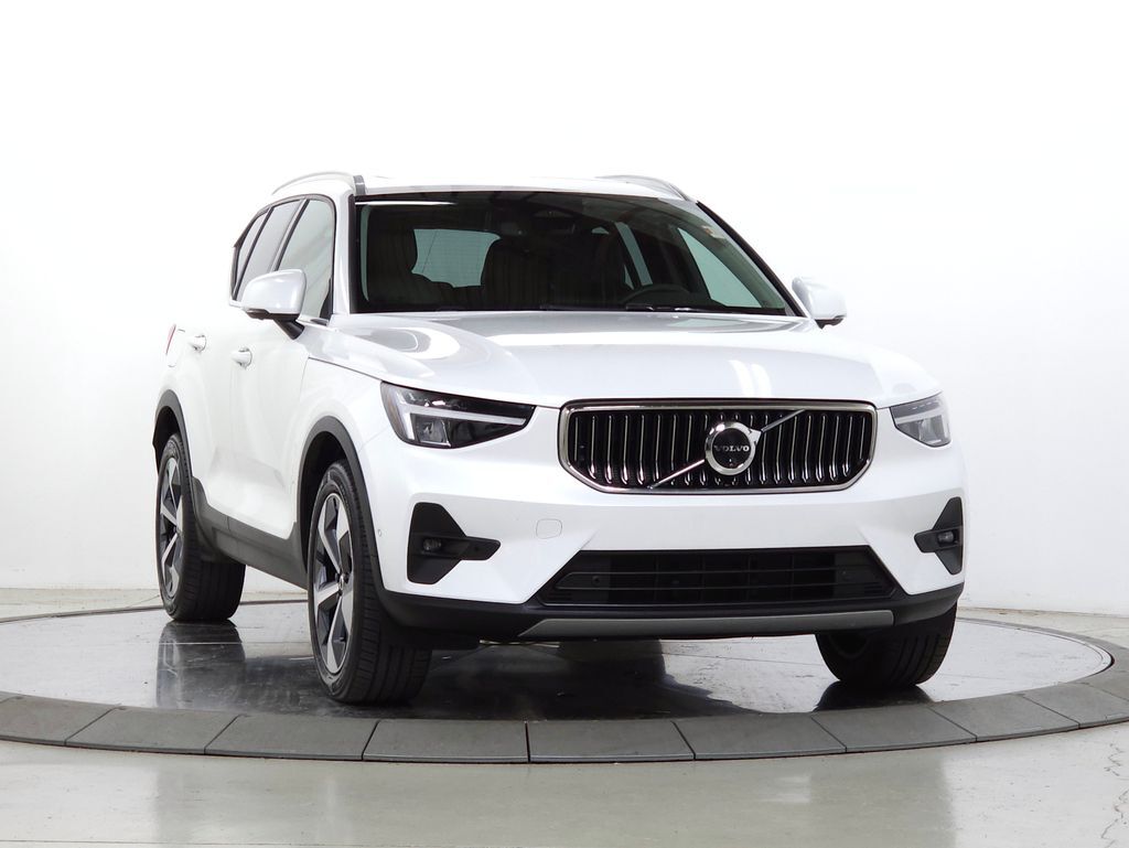 2025 VOLVO XC40
