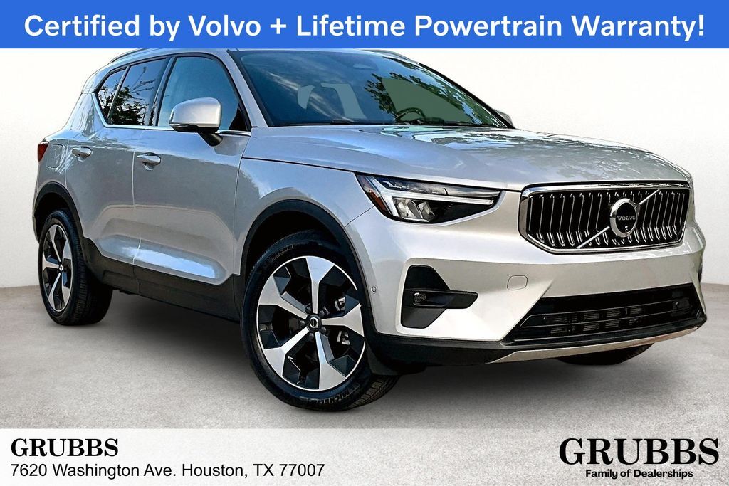 2025 VOLVO XC40