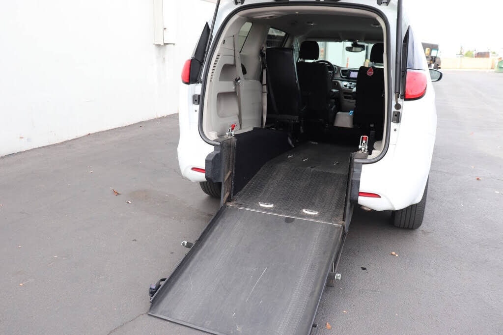 2023 CHRYSLER Voyager