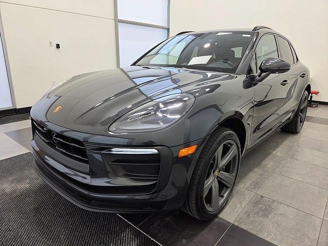 2025 PORSCHE Macan