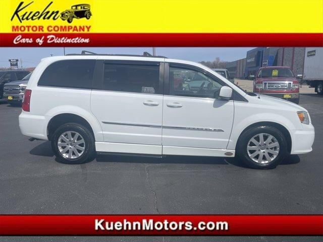 2016 CHRYSLER Town and Country
