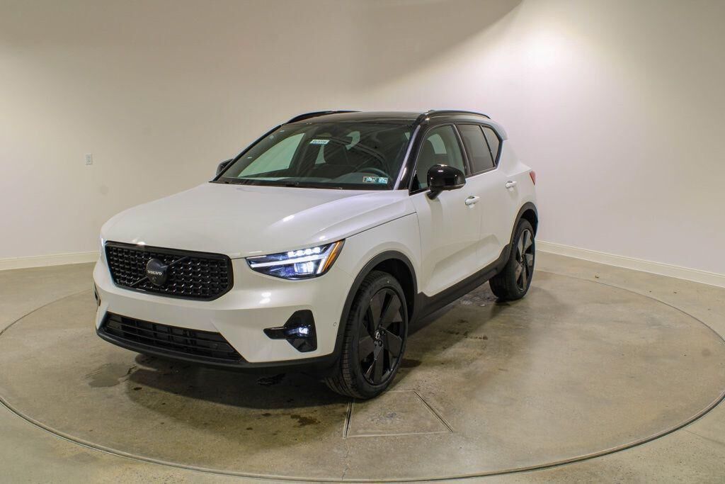 2026 VOLVO XC40