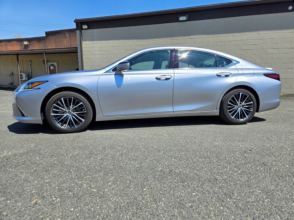 2025 LEXUS ES