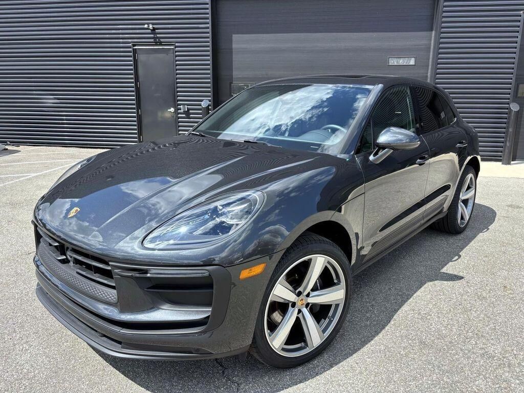 2025 PORSCHE Macan