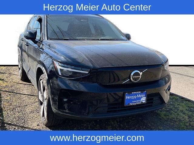 2023 VOLVO XC40