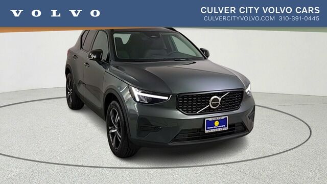 2026 VOLVO XC40