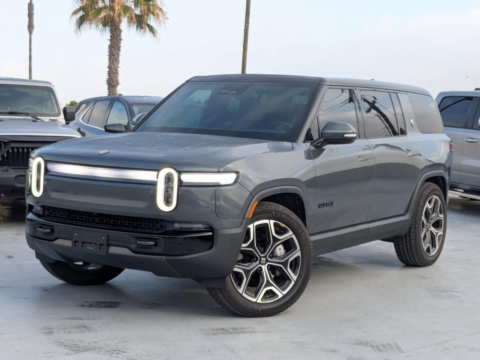 2025 RIVIAN R1S