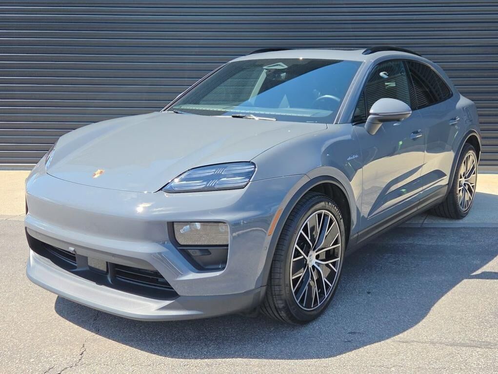 2025 PORSCHE Macan