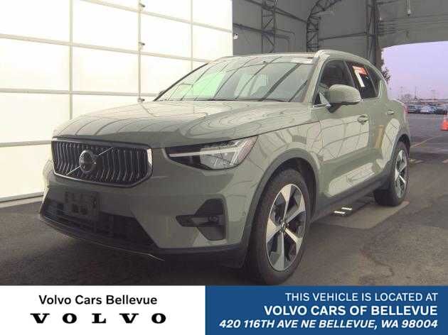 2025 VOLVO XC40