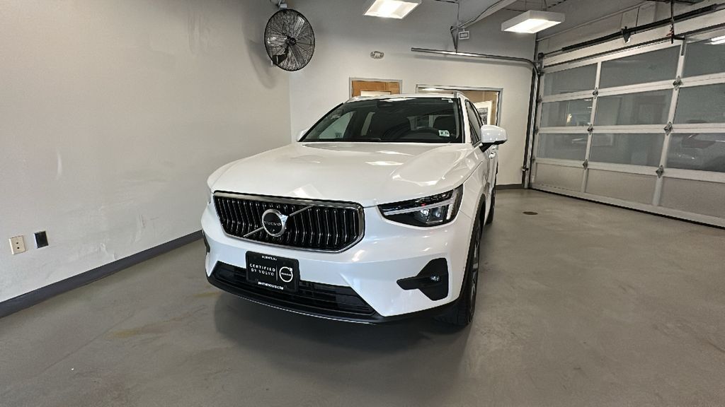 2023 VOLVO XC40