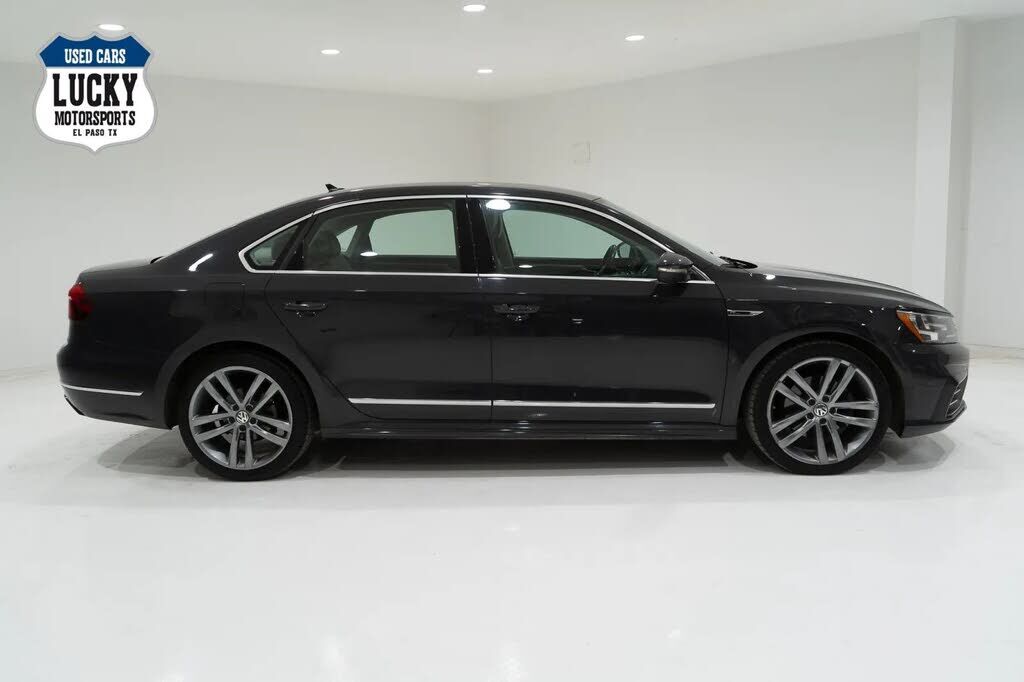 2017 VOLKSWAGEN Passat