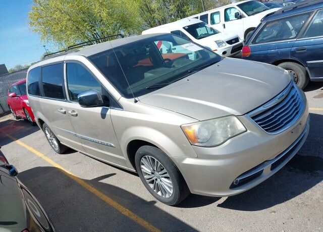 2013 CHRYSLER Town and Country