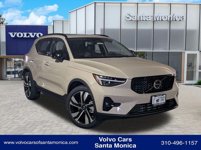 2026 VOLVO XC40