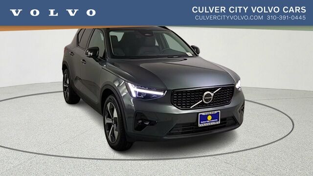 2026 VOLVO XC40