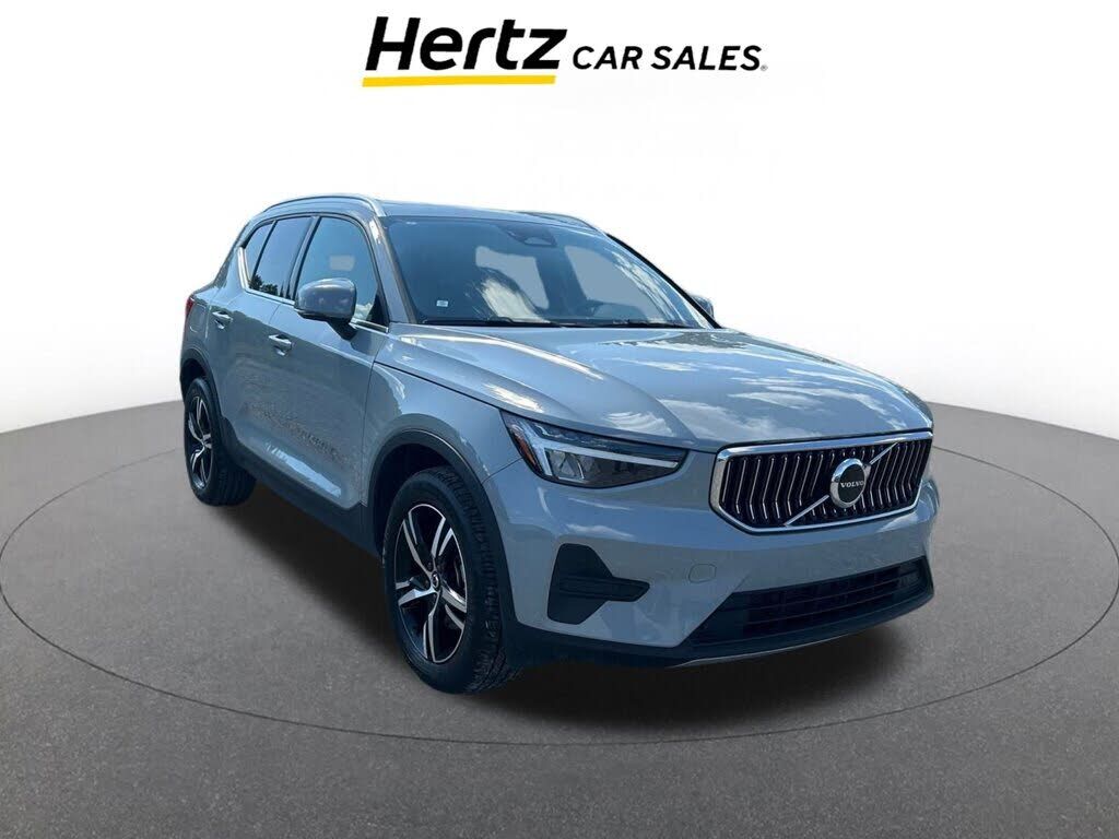 2024 VOLVO XC40