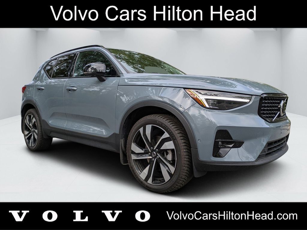 2023 VOLVO XC40