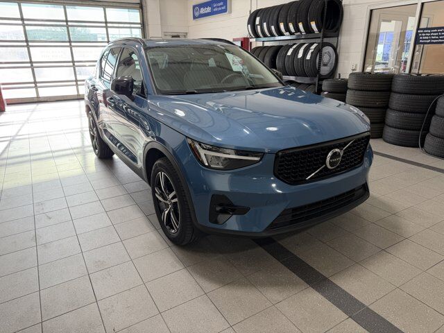 2023 VOLVO XC40