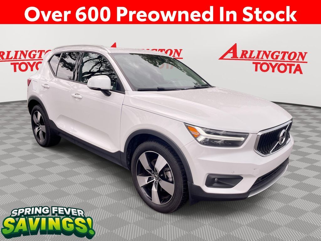 2022 VOLVO XC40