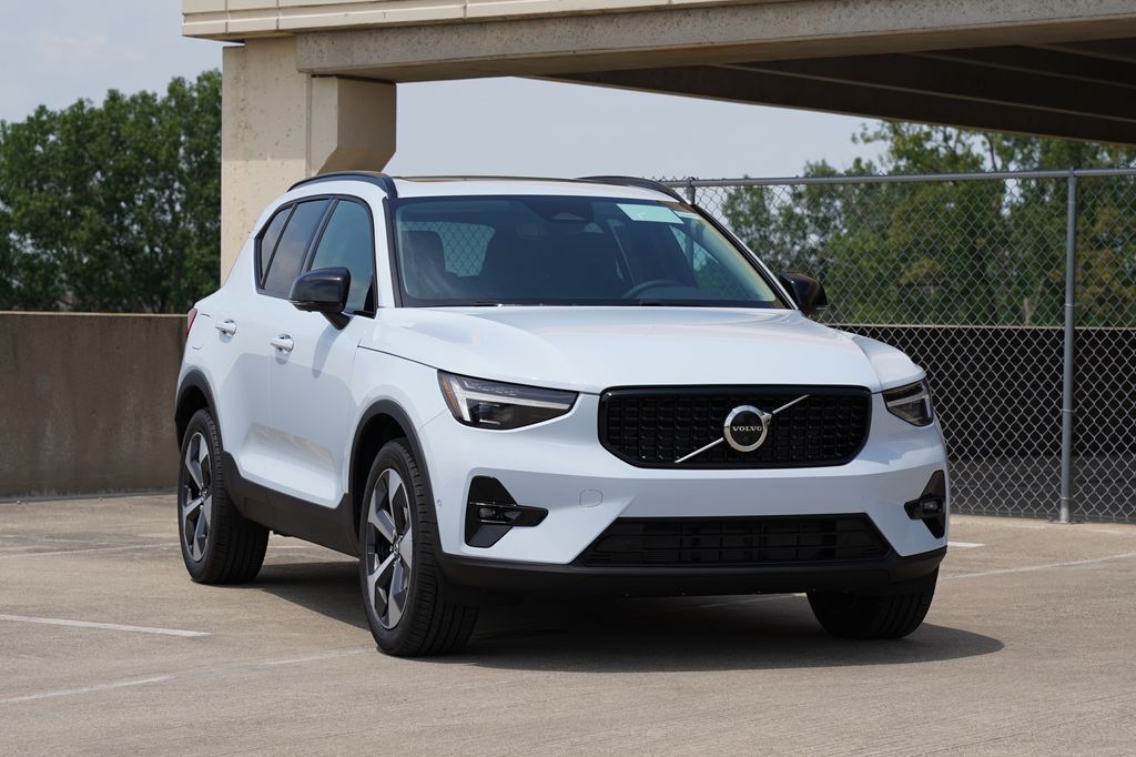 2026 VOLVO XC40