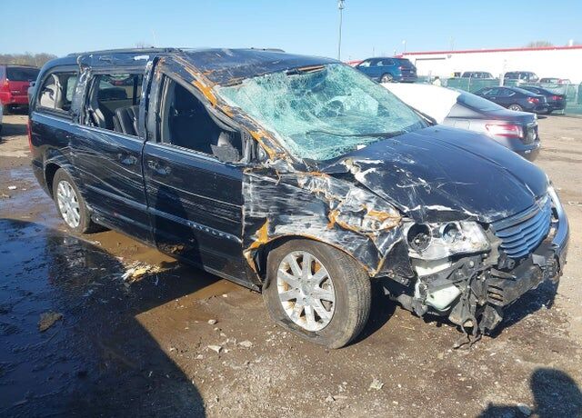 2013 CHRYSLER Town and Country