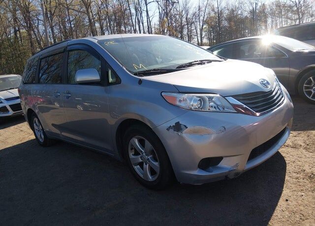 2011 TOYOTA Sienna